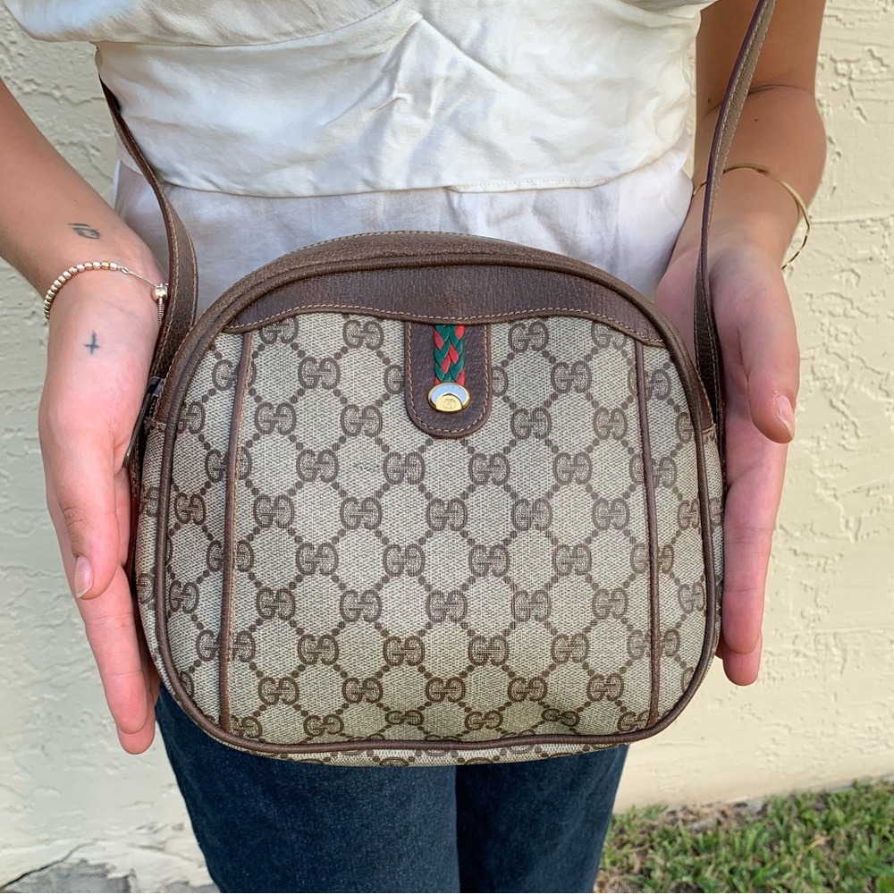 (28) GUCCI 70s Oval Crossbody - Picture 3 of 10